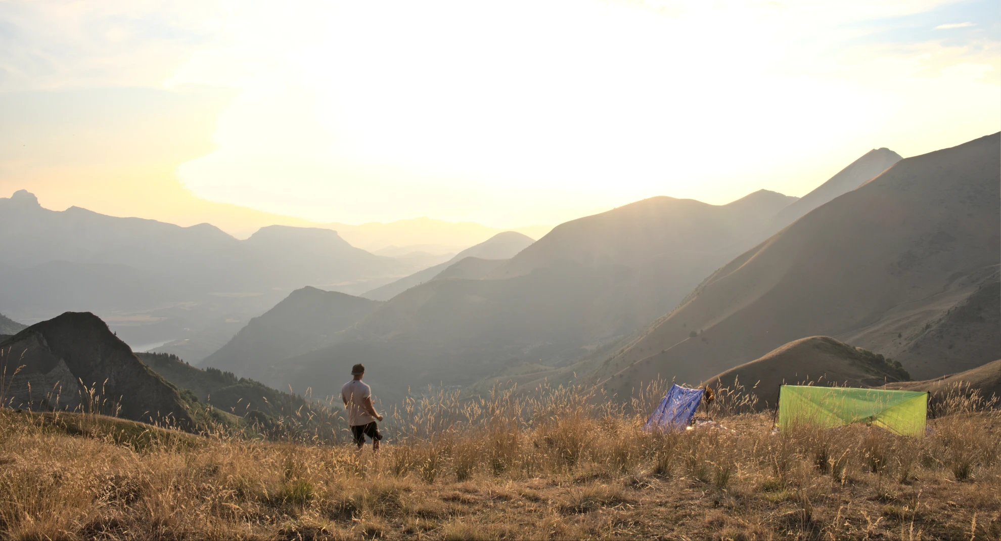The roof travels in the rucksack: independent, you pick the evening spot while walking, not 6 months ahead