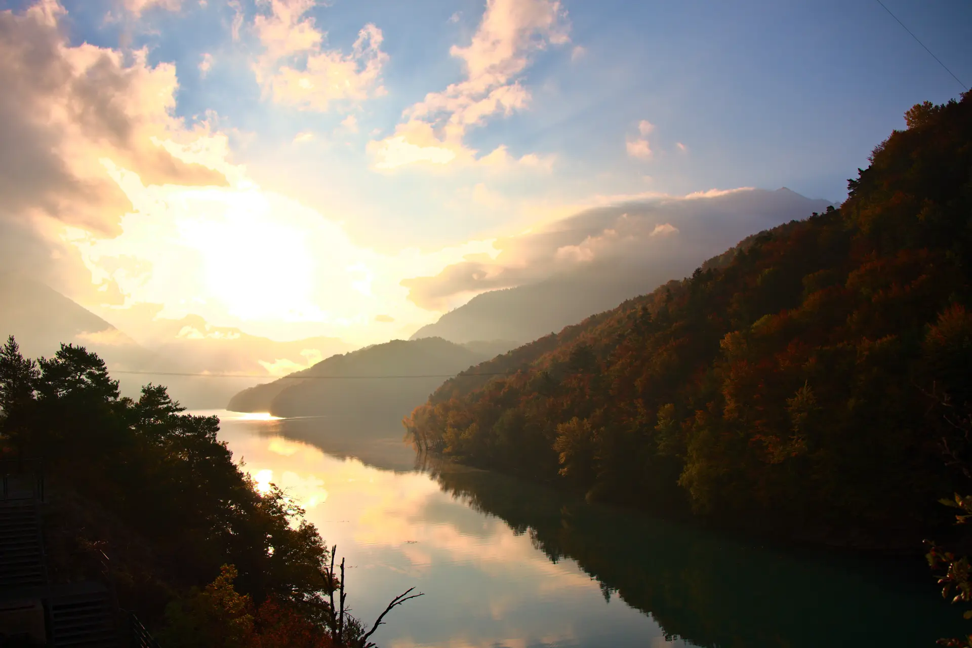 Lac du Sautet sunrise