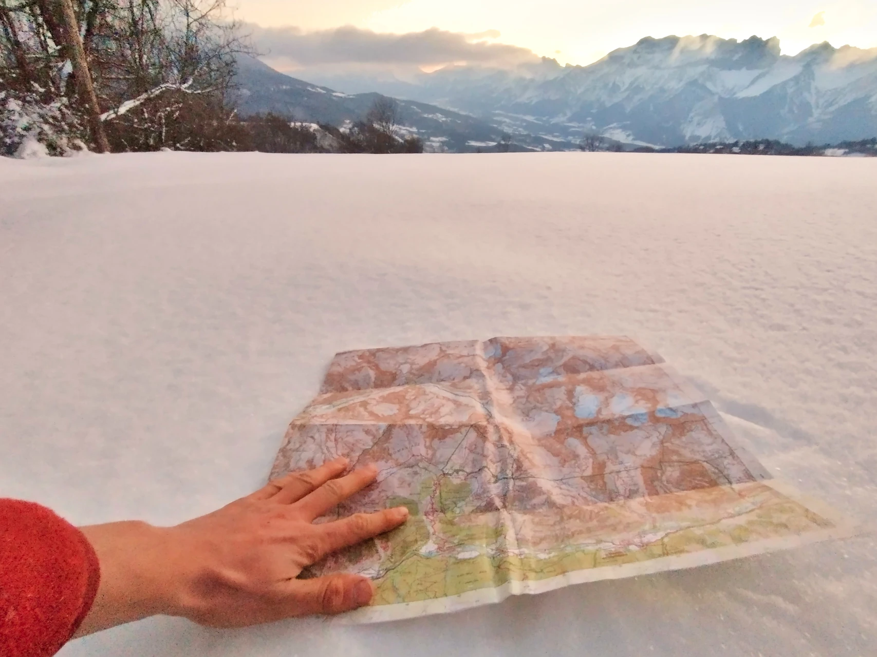 A plateau in the Champsaur under snow. The path is somewhere beneath our feet: map and compass take over the moment the waymarking disappears.