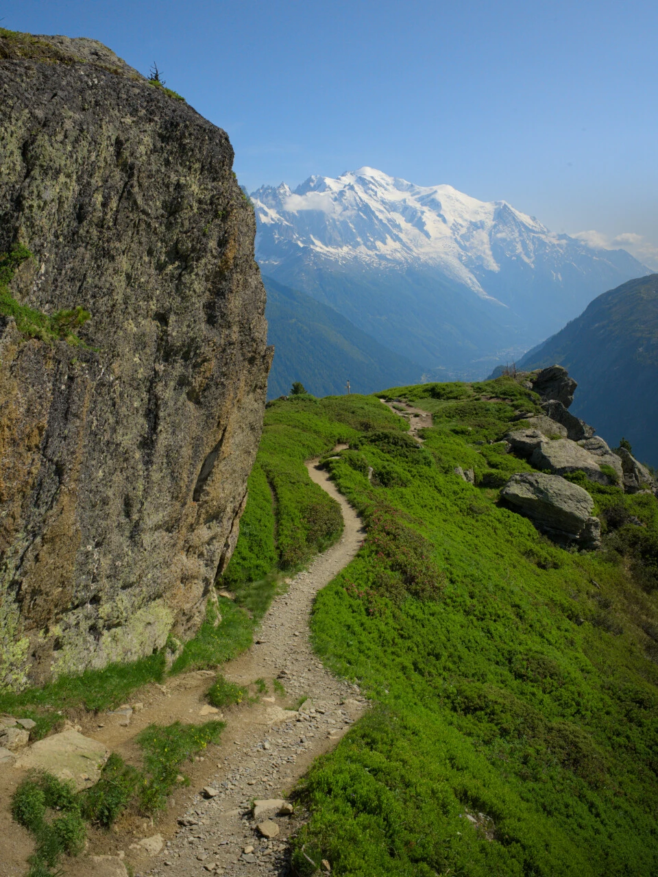 Trail cut into rock on the descent toward Tre-le-Champ