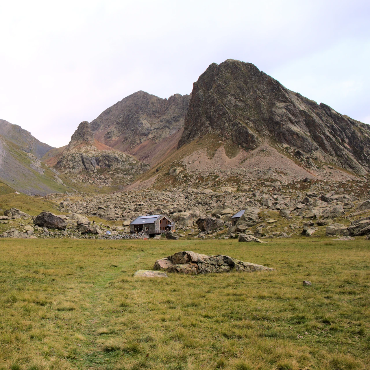 The Refuge de Vallonpierre and its lake, below the Sirac