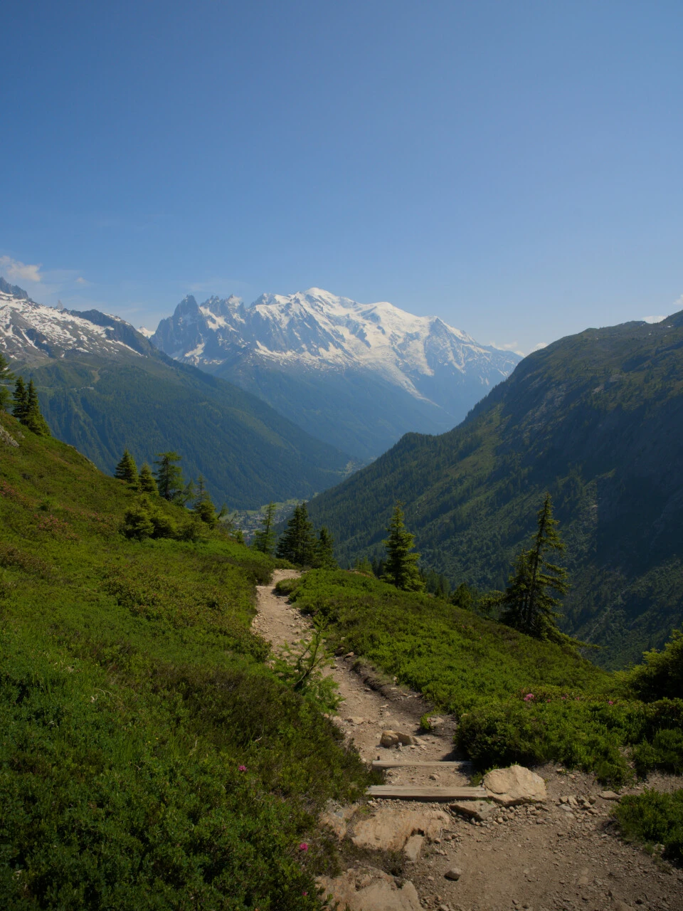 Descent of the balcony trail towards the Chamonix valley