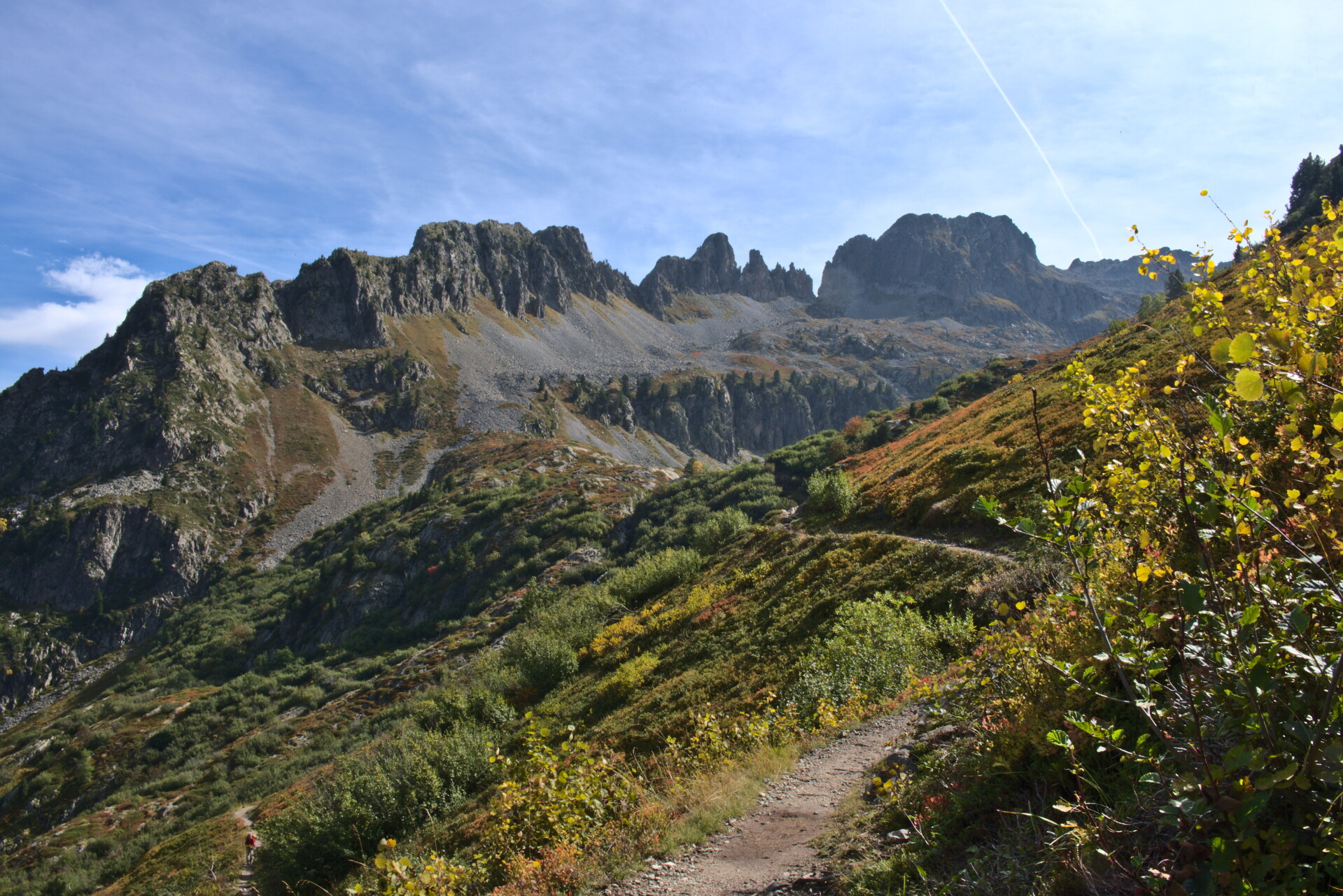 Walking trail in the Écrins in autumn